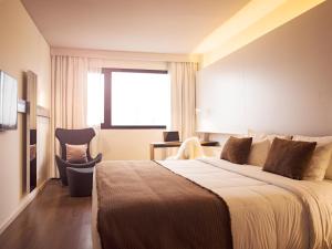 Esplendor by Wyndham Asuncion tesisinde bir odada yatak veya yataklar