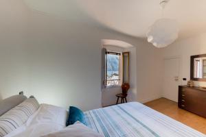 Posteľ alebo postele v izbe v ubytovaní Family Nest Overlooking Lake Como - by Rent All Como