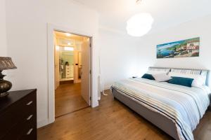 Posteľ alebo postele v izbe v ubytovaní Family Nest Overlooking Lake Como - by Rent All Como
