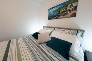 Posteľ alebo postele v izbe v ubytovaní Family Nest Overlooking Lake Como - by Rent All Como