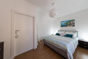 Posteľ alebo postele v izbe v ubytovaní Family Nest Overlooking Lake Como - by Rent All Como