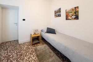 Posteľ alebo postele v izbe v ubytovaní Family Nest Overlooking Lake Como - by Rent All Como