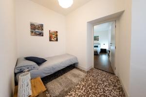 Posteľ alebo postele v izbe v ubytovaní Family Nest Overlooking Lake Como - by Rent All Como