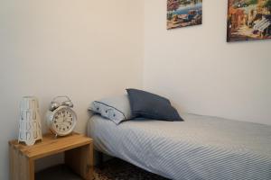 Posteľ alebo postele v izbe v ubytovaní Family Nest Overlooking Lake Como - by Rent All Como