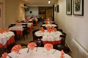 En restaurant eller et andet spisested på Can Setmanes by CozyCatalonia