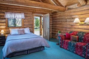 Een bed of bedden in een kamer bij Triangle C Cabins