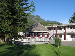 a building with a gazebo in the middle of a yard at Mountain Springs Motel in Radium Hot Springs