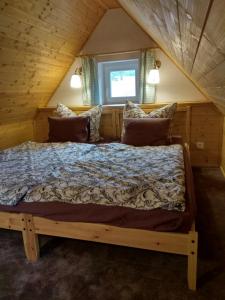 um quarto com uma cama grande num sótão em Dům na návsi em Teplice