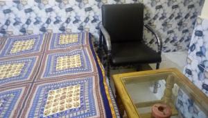 einem Stuhl neben einem Spiegel und einem Tisch in der Unterkunft Hotel Regal Palace in Chittagong