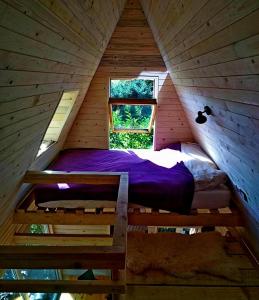 מיטה או מיטות בחדר ב-Radihaus & Treehaus Żar - Arkadia