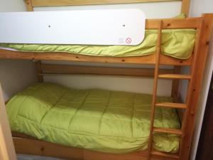 a bunk bed in a room with a bunk bed in a room at Ty Avel in Quiberon