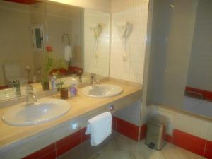 a bathroom with two sinks and a mirror at Dar Nador in Nador