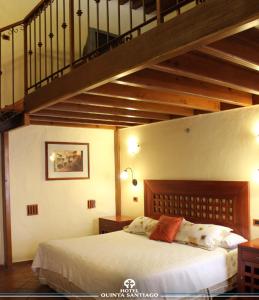 A bed or beds in a room at Hotel Quinta Santiago