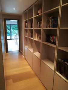 Knihovna v apartmánu