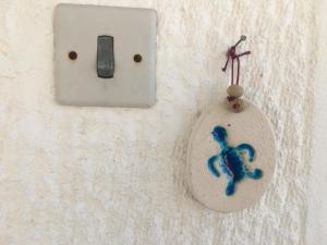 un interruptor de luz con una foto de un bebé en él en For Harbor Travelers, en Pireo