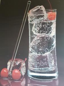 un vaso de agua con cerezas en una mesa en Pension Streng-Reinhardt, en Ostfildern