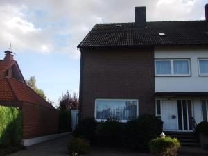 a brown and white house with a brick at Haus Muckenbruchblick -Ferienwohnung- in Erwitte