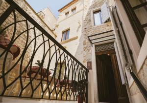 ein Gebäude mit einem Tor vor einer Tür in der Unterkunft Heritage Hotel Cardo in Split