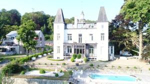 Bazén v ubytování Château Martin nebo v jeho okolí