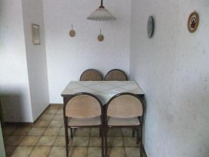 ErwitteにあるHaus Muckenbruchblick -Ferienwohnung-のテーブル(椅子4脚、白いテーブルクロス)