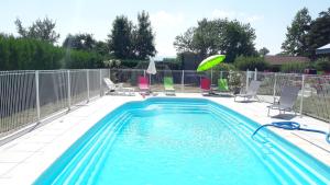 Swimming pool sa o malapit sa Chez Michelle et Dany - Chambres d'hôtes proche d'Annecy
