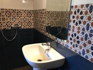 Vannituba majutusasutuses Maison d'hôtes Tinwitchi