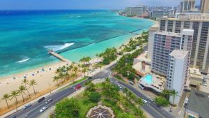 una vista aérea de la playa y el océano en Park Shore Waikiki, en Honolulu