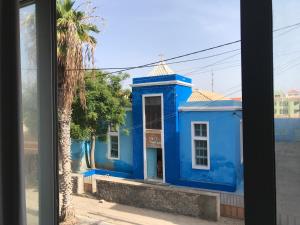 un bâtiment bleu sur le côté d'une rue dans l'établissement Salzen - Portas do Sol, à Santa Maria