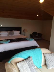 A bed or beds in a room at ‘Rose Cottage’ sisters beach accommodation
