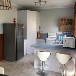 A kitchen or kitchenette at ‘Rose Cottage’ sisters beach accommodation