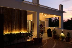 uma casa com plantas à frente à noite em Green Roof - Family Room em Kolhapur