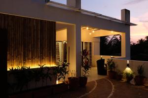 Una casa con plantas delante de ella por la noche. en Green Roof - Family Room, en Kolhapur