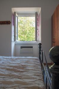 1 dormitorio con cama y ventana en Bed &Breakfast Bellavista, en San Giovanni Bianco