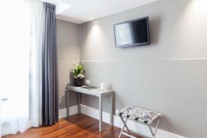 Televízia a/alebo spoločenská miestnosť v ubytovaní Hotel The Park Derio
