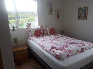 1 cama en una habitación con ventana en Bikers Paradise, en Ólafsvík