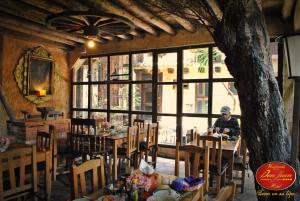 Un restaurante o sitio para comer en Hotel Hacienda Don Juan