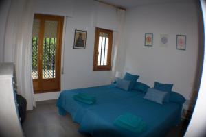 アルテアにあるCasa De Los Mandalasの白い部屋に青いベッドが備わるベッドルーム1室