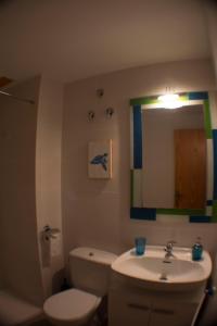 アルテアにあるCasa De Los Mandalasのバスルーム(洗面台、トイレ、鏡付)