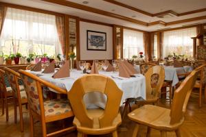 uma sala de jantar com uma mesa longa e cadeiras em Gasthof-Hotel Jaritz em Semriach