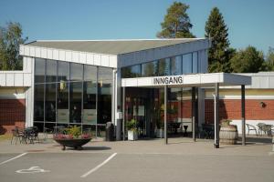 um edifício com um cartaz que lê estagiários em Slobrua Gjestegård em Skarnes