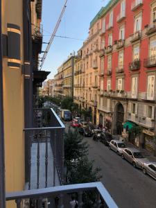 - un balcon donnant sur une rue avec des voitures garées dans l'établissement DOMO B&B, à Naples