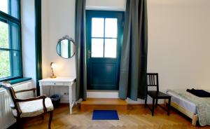 - une chambre avec une porte bleue, un lit et une chaise dans l'établissement Quiet & Green, With Terrace, à Vienne