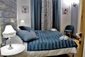 una camera con letto, tavolo e lampada di MAISON MARIANNA B&B - ETNA - a Nicolosi
