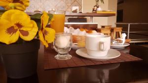 una mesa con una taza de café y un vaso de zumo de naranja en Jer`s Hostal, en Tumbes