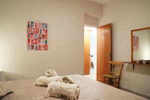 sypialnia z łóżkiem z ręcznikami w obiekcie Maria Court 2, Apt 32 w Larnace