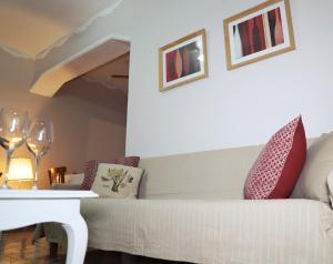 salon z białą kanapą i stołem w obiekcie Maria Court 2, Apt 32 w Larnace