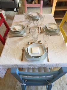 einen Tisch mit Tellern und Gläsern darüber in der Unterkunft Casa da Azenha Castellvm in Alcabideque
