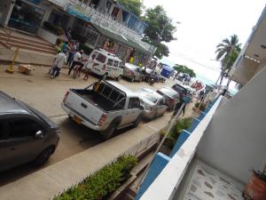 un grupo de coches estacionados al lado de una calle en Karey 102, en Santa Marta