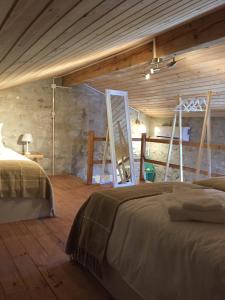 Un pat sau paturi într-o cameră la Casa da Azenha Castellvm