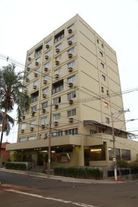 ein großes Apartmenthaus an der Ecke einer Straße in der Unterkunft Hotel Kehdi Plaza in Barretos